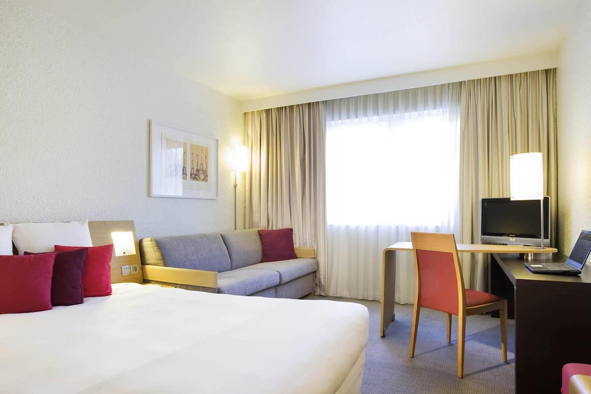 Standaard kamer, Meerdere bedden | Luxe beddengoed, een minibar, een kluis op de kamer, een bureau