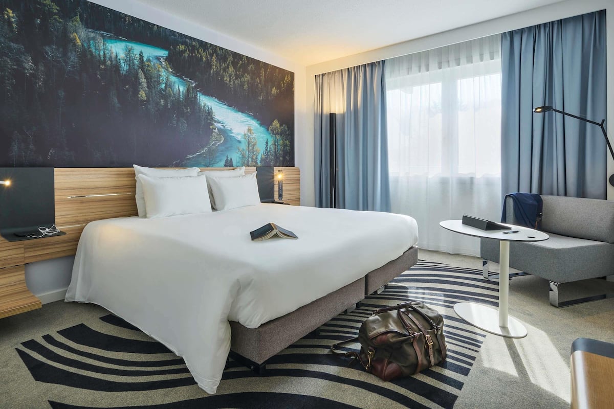 Standard Room, 1 Double Bed | Premium bedding, minibar, in-room safe, desk