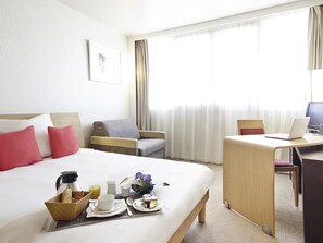 Habitación estándar, varias camas | Ropa de cama de alta calidad, minibar, caja fuerte y escritorio