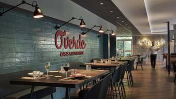 Serveert lunch, diner, Franse gerechten, uitzicht op het zwembad