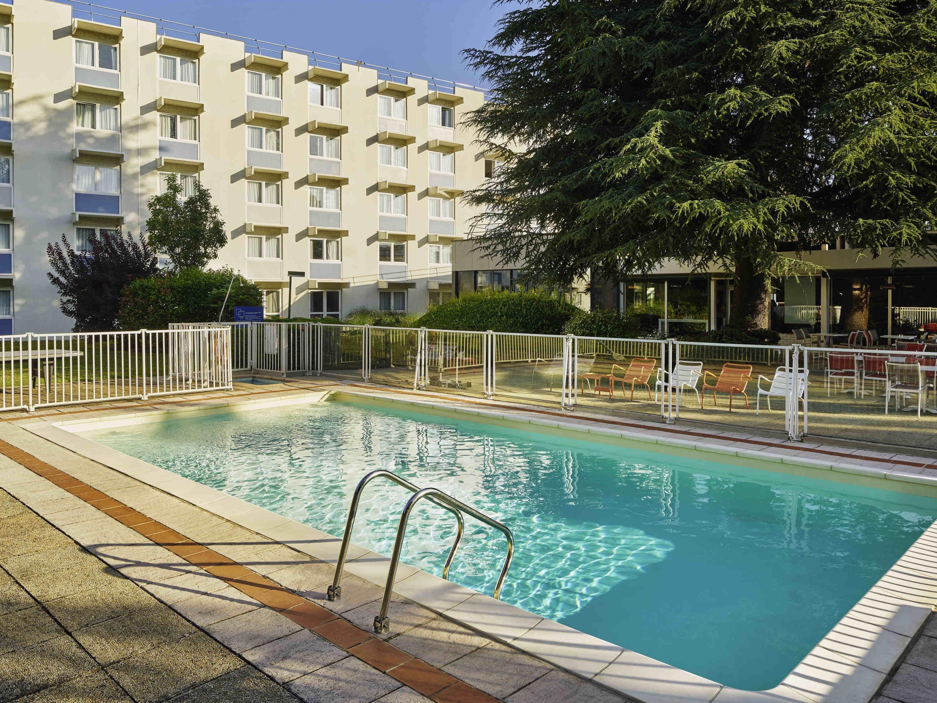 Piscine extérieure (ouverte en saison), parasols de plage
