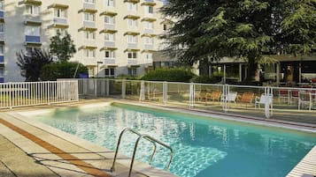 Seasonal outdoor pool, pool umbrellas, sun loungers