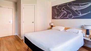 Standard Room, 1 Double Bed | In-room safe, desk, soundproofing, iron/ironing board