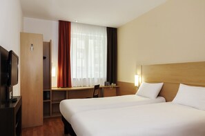 Standard Room, 2 Twin Beds | In-room safe, desk, soundproofing, iron/ironing board - ibis Strasbourg Centre Historique (Strasbourg)