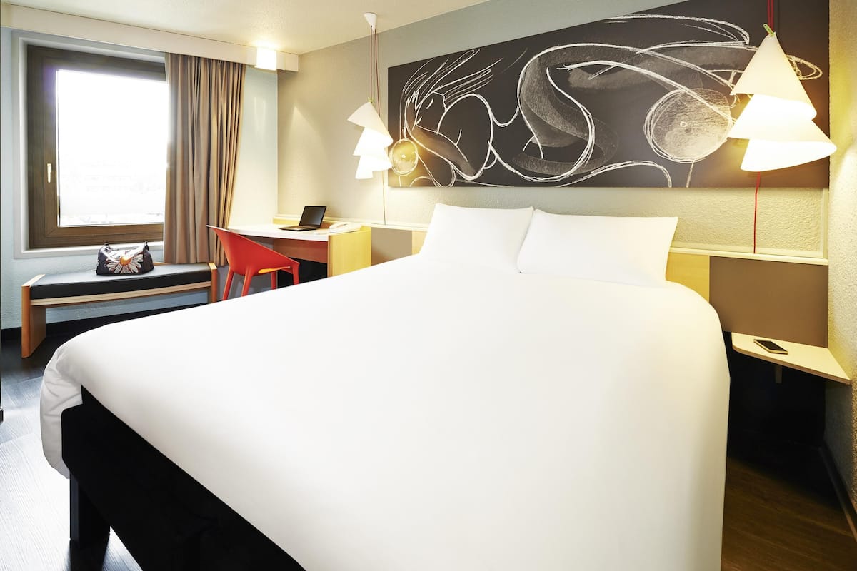 Standard Room, 1 Double Bed | In-room safe, desk, soundproofing, iron/ironing board