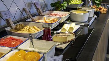 Tägliches Frühstücksbuffet (13.90 EUR pro Person)