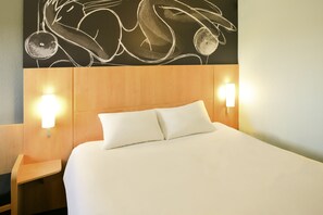 Habitación estándar, 1 cama matrimonial | Caja de seguridad en la habitación, escritorio y insonorización 