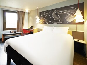 Odada kasa, masa, ses yalıtımı, ütü/ütü masası 