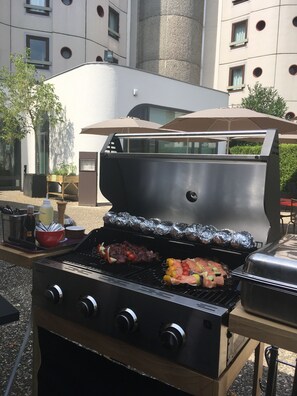 Der serveres frokost, aftensmad og internationale retter