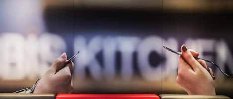 Lunch and dinner served, international cuisine