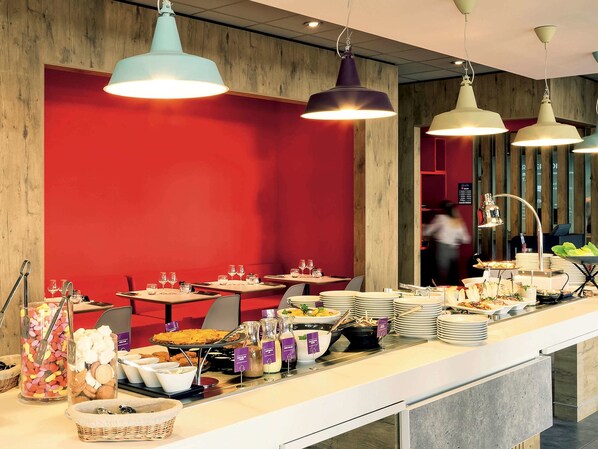 Lunch and dinner served, international cuisine