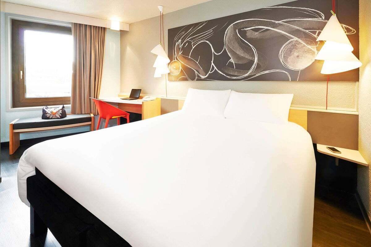 Standard Room, 1 Double Bed | In-room safe, desk, soundproofing, iron/ironing board