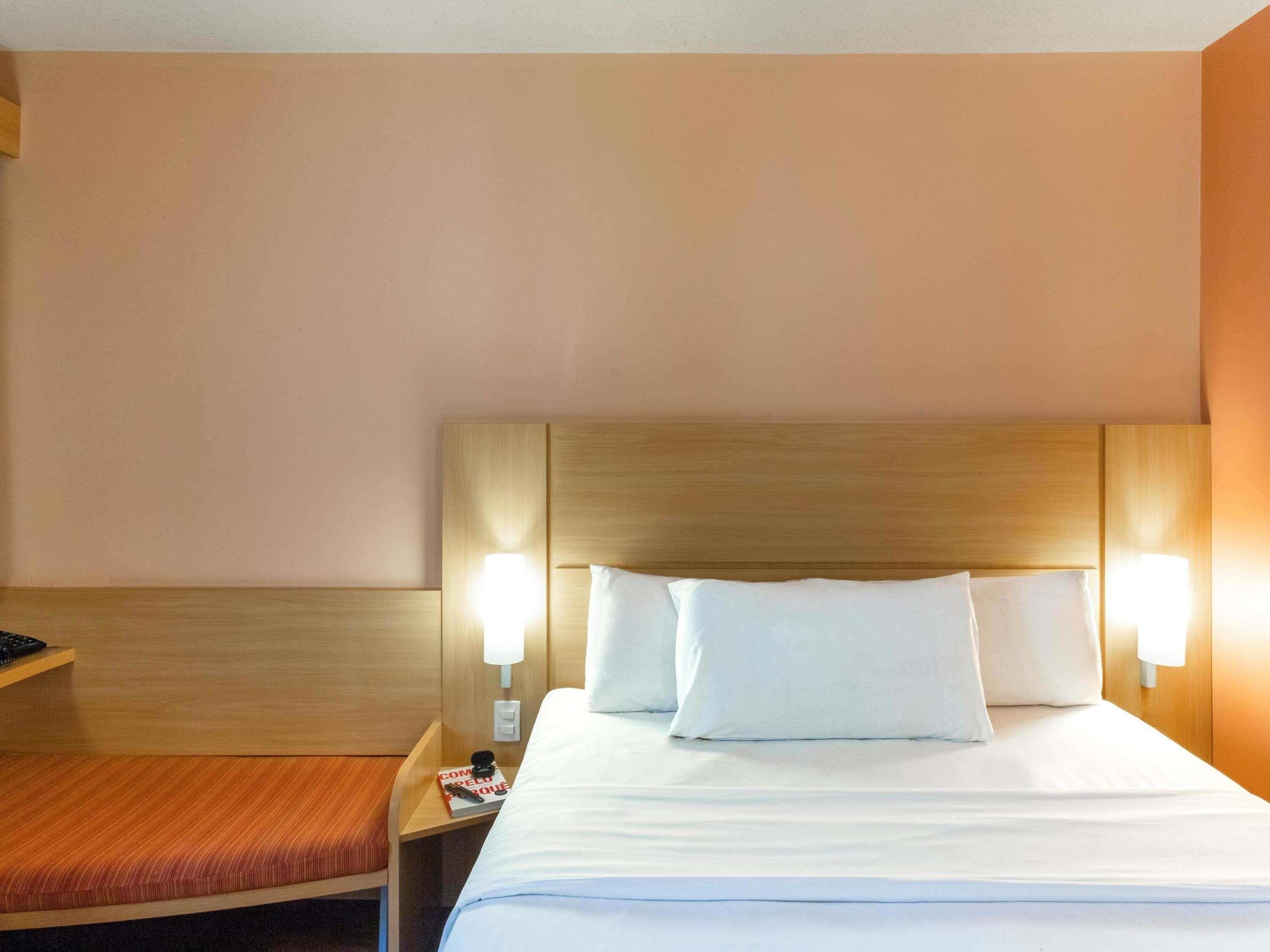 Standard Room, 1 Double Bed | In-room safe, desk, soundproofing, iron/ironing board