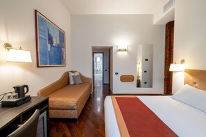 Habitación clásica con 1 cama matrimonial o 2 individuales | Edredón, minibar, caja de seguridad en la habitación y escritorio 