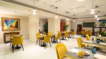 Café da manhã continental todos os dias (EUR 15 por pessoa)