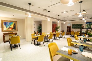 Tägliches kontinentales Frühstück (15 EUR pro Person)