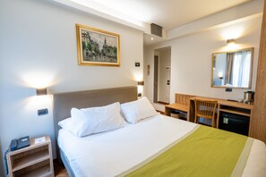 Economy-Doppelzimmer, 1 Queen-Bett | Daunenbettdecken, Minibar, Zimmersafe, Schreibtisch