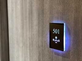 Una serratura digitale con il numero 501 su una parete strutturata.