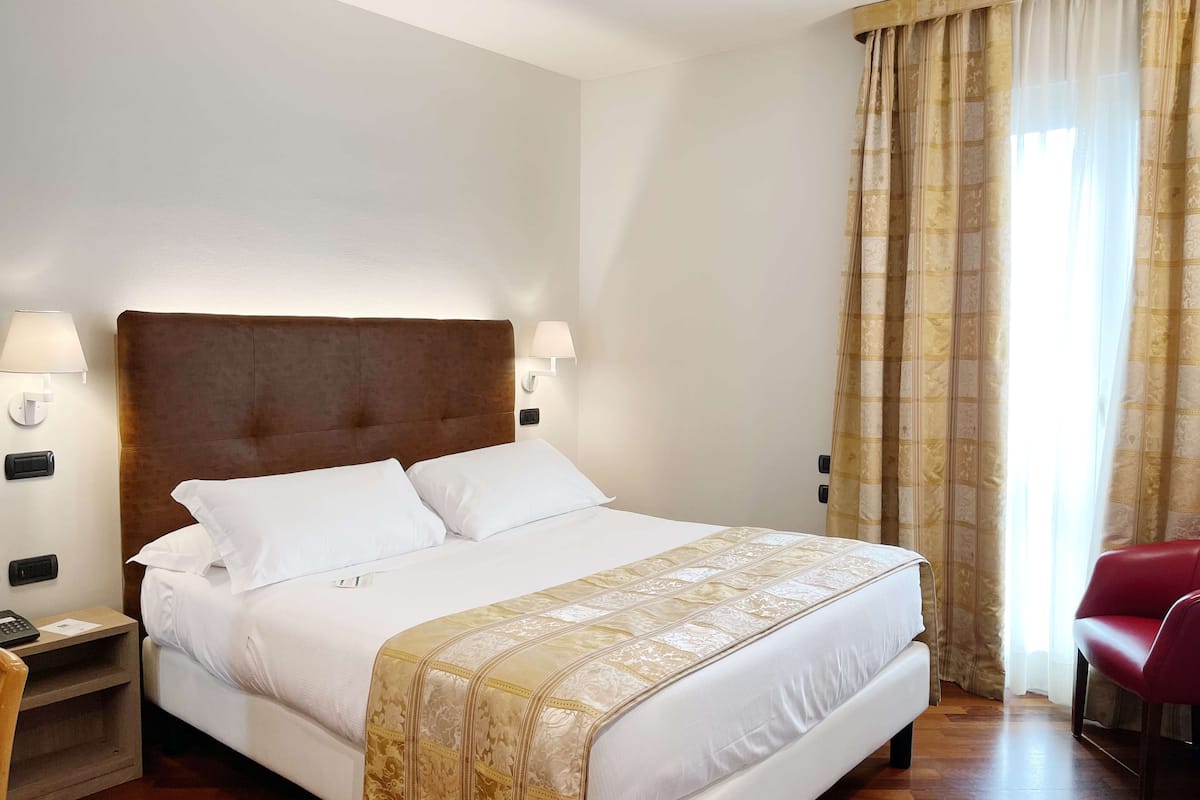 Economy-Doppelzimmer, 1 Queen-Bett | Daunenbettdecken, Minibar, Zimmersafe, Schreibtisch