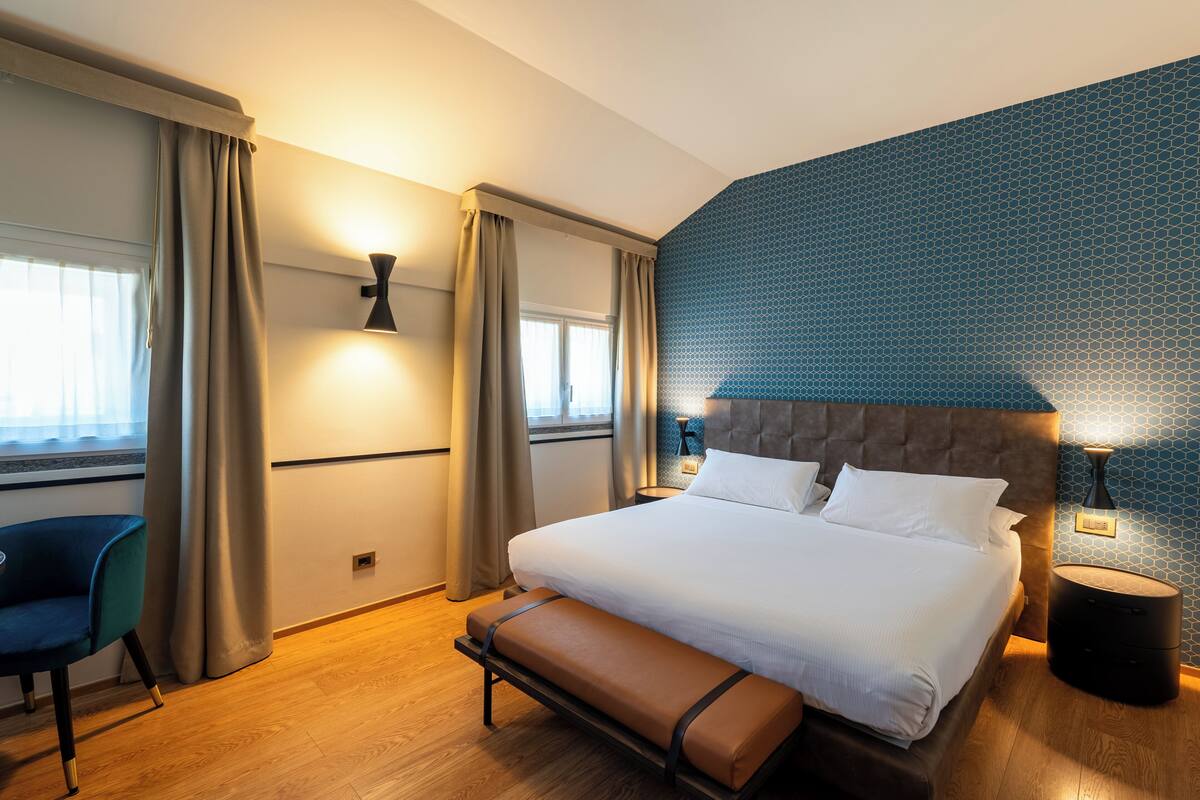 Down comforters, minibar, in-room safe, desk