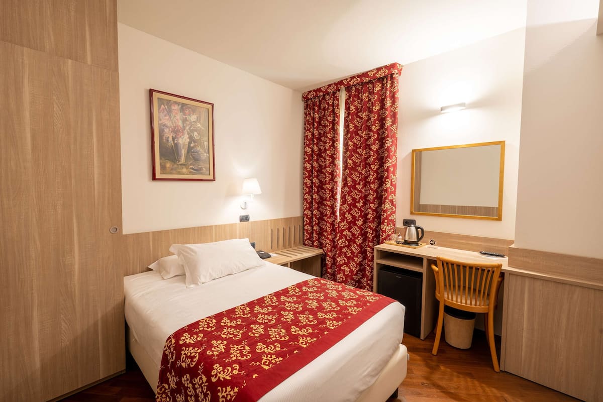 Classic Single Room | Down duvets, minibar, in-room safe, desk