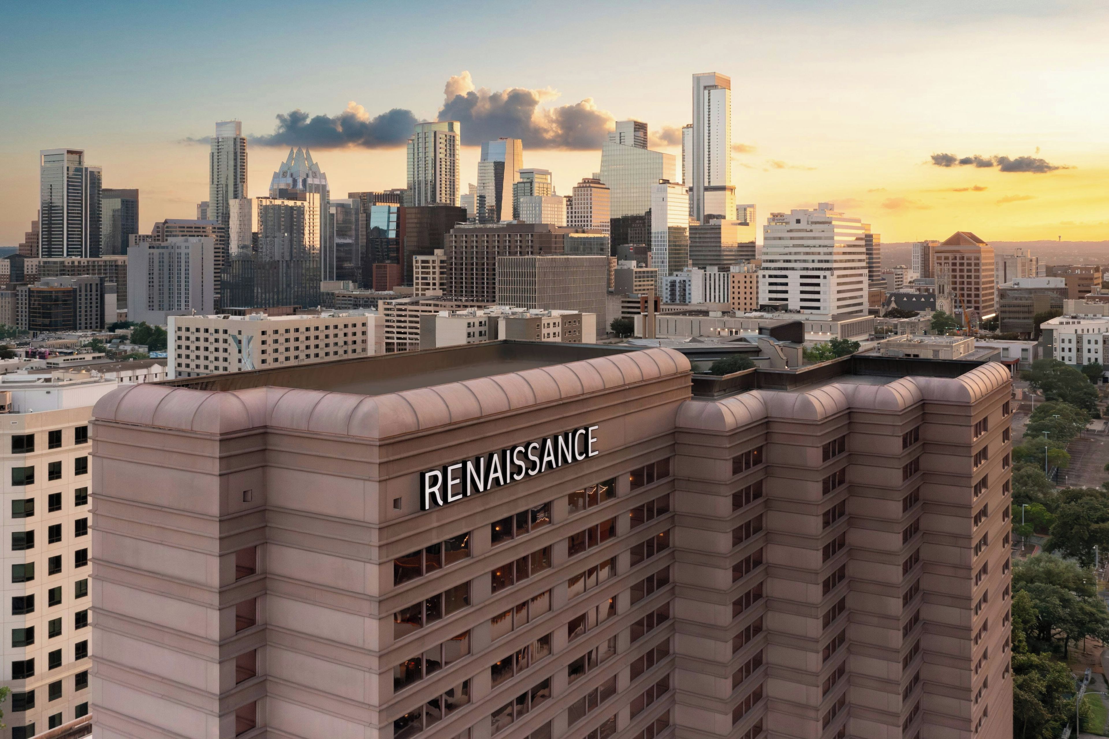 Un rascacielos con el nombre 'RENAISSANCE' bien visible.