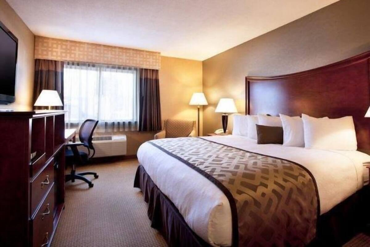 Premium bedding, down comforters, desk, laptop workspace