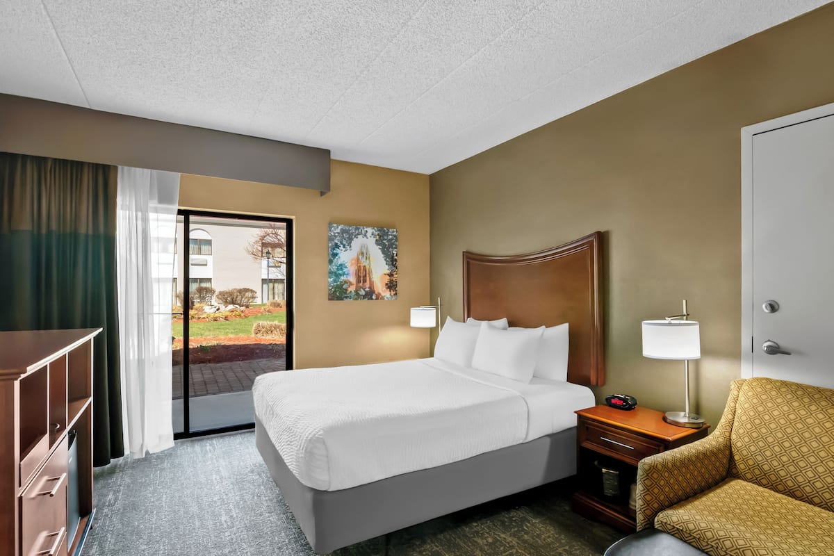 Premium bedding, down comforters, desk, laptop workspace