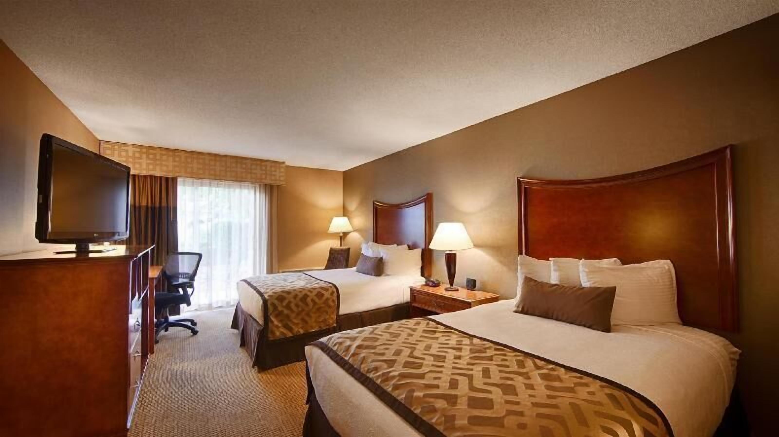 Premium bedding, down comforters, desk, laptop workspace