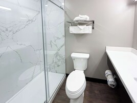 Artículos de tocador ecológicos, toallas, shampoo, papel higiénico