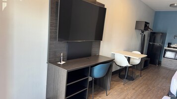 遮光窗帘、免费 WiFi、床单