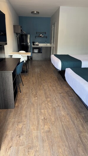 Blackout drapes, free WiFi, bed sheets - Studio 6 Corona, CA - West (Corona)