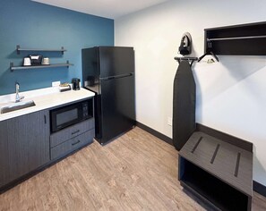 1 bedroom, blackout drapes, free WiFi, bed sheets