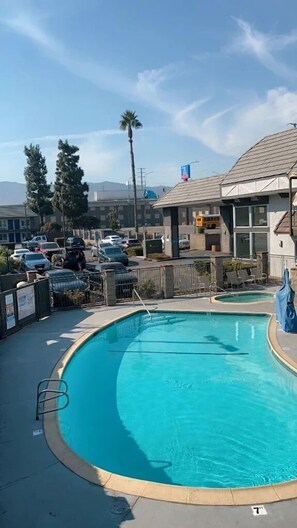 Outdoor pool - Studio 6 Corona, CA - West (Corona)