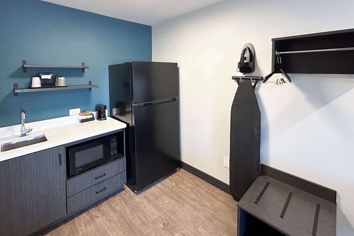 Blackout drapes, free WiFi, bed sheets