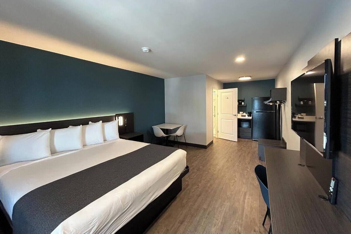 Blackout drapes, WiFi (free), bed sheets