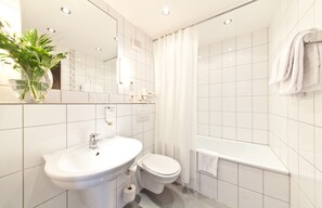 Dusche, umweltfreundliche Kosmetikartikel, Haartrockner, Handtücher