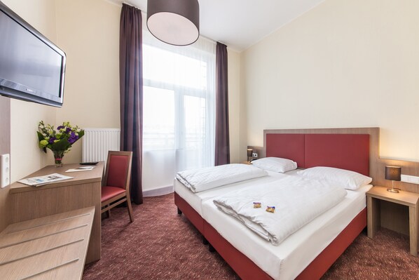 Standard Double Room | In-room safe, desk, soundproofing, iron/ironing board