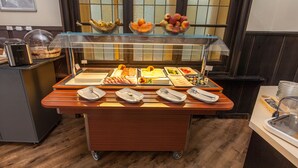 Un comptoir de buffet proposant divers plats et ustensiles.