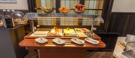 Breakfast (EUR 8.90 per person)