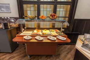 供应早餐（每人 EUR 8.90）