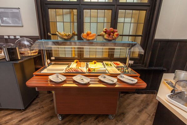 Breakfast (EUR 8.90 per person)