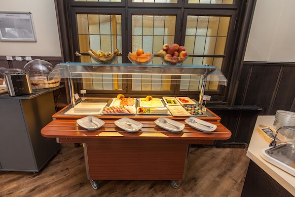Breakfast (EUR 8.90 per person)