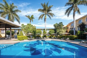Una piscina al aire libre