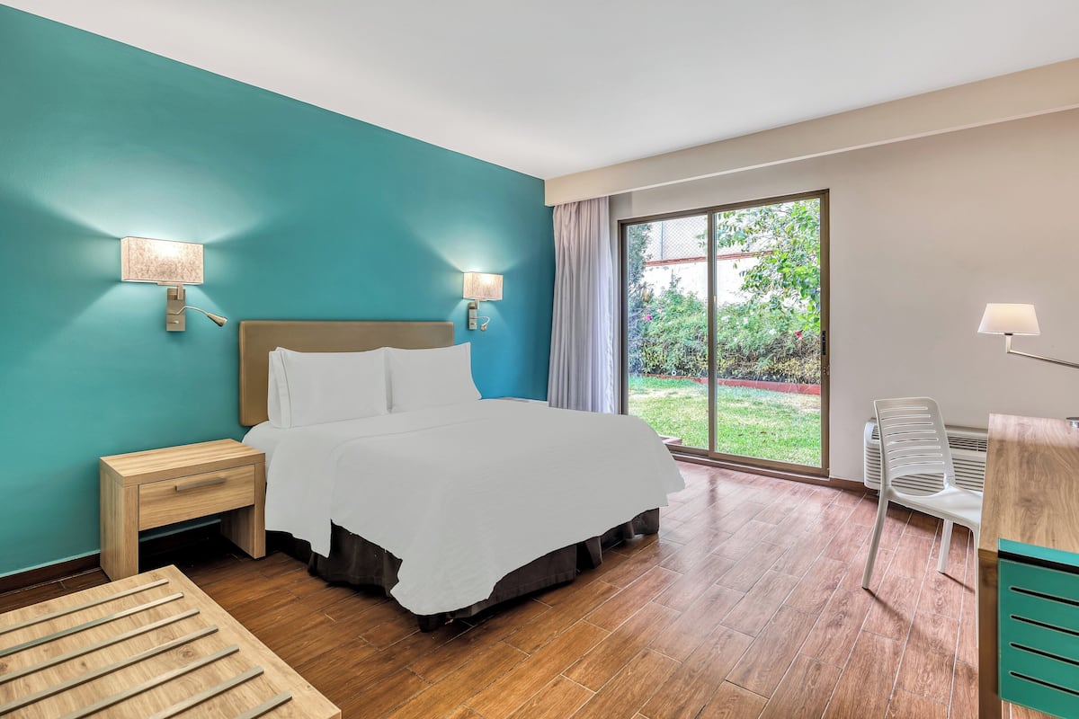 Executive Room, 1 King Bed | In-room safe, iron/ironing board, free cribs/infant beds