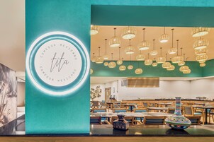 供应早餐、午餐和晚餐，国际美食