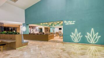 Se sirven desayunos, comidas, cenas y cocina internacional