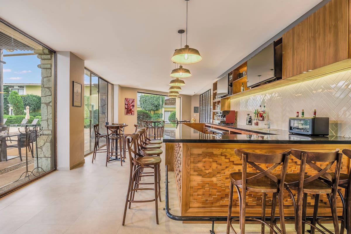 breakfast, lunch, dinner served; international cuisine