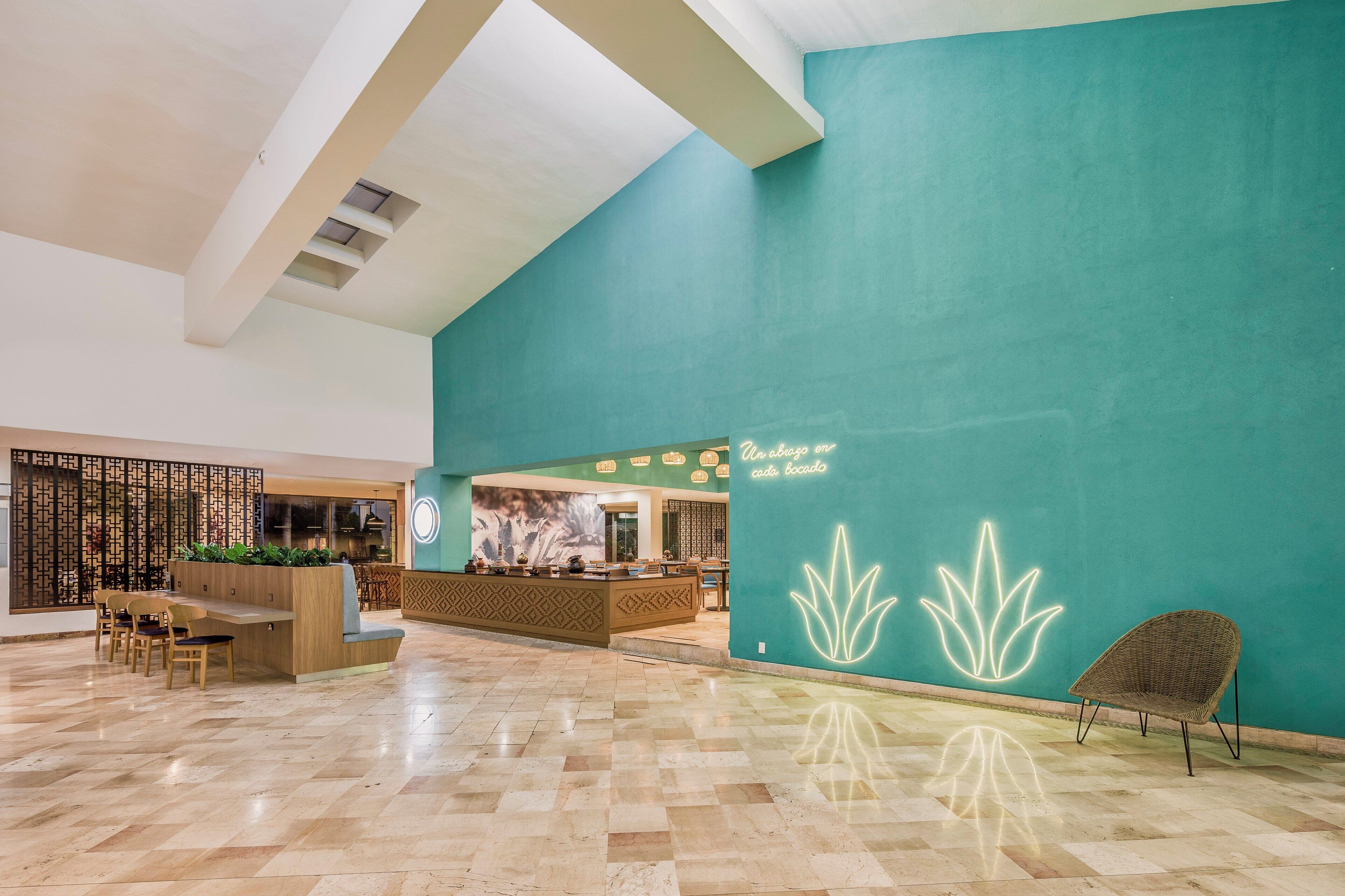 breakfast, lunch, dinner served; international cuisine