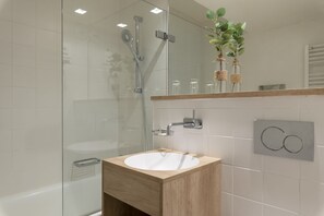 Habitación superior | Baño | Ducha, artículos de higiene personal gratuitos y secador de pelo